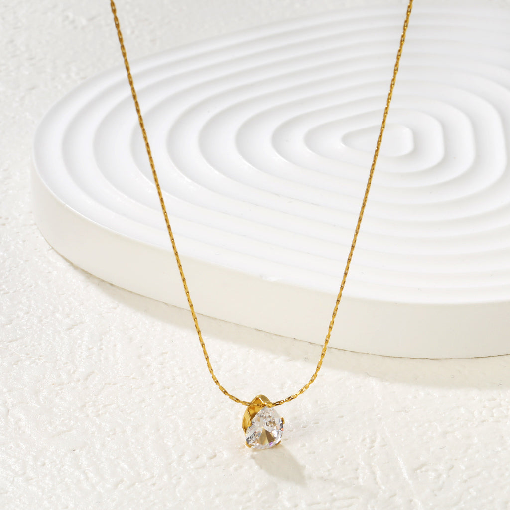 Damen Halskette mit herzförmigem Kristallanhänger und eleganter Kettengestaltung Shop Nory