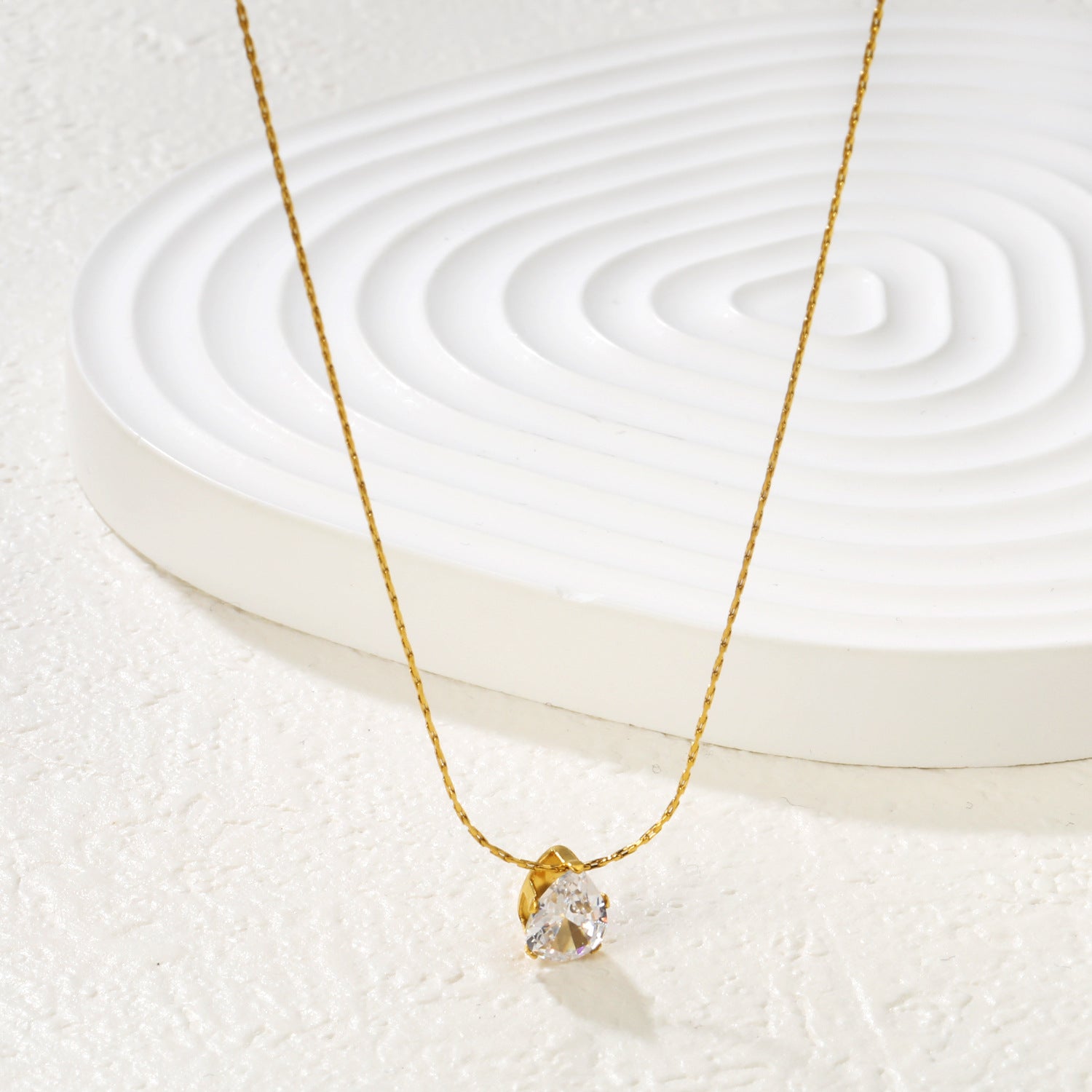 Damen Halskette mit herzförmigem Kristallanhänger und eleganter Kettengestaltung Shop Nory