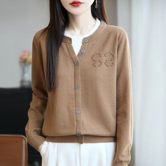 Damen Kurzer Feinstrick-Cardigan mit V‑Schlitzkragen, Rippenblende und dezentem Struktur‑Logo Shop Nory