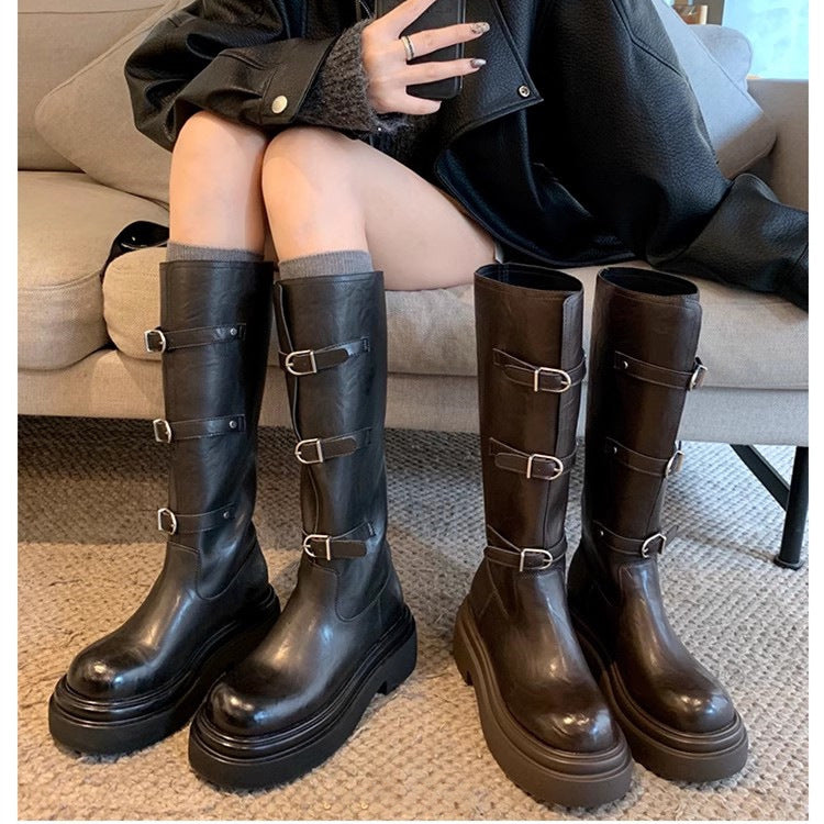 Damen kniehohe Plateau‑Bikerstiefel mit markanter Lug‑Sohle und drei Ziergürteln Shop Nory