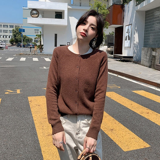 Damen Kurzgeschnittener Feinstrick-Cardigan mit Rundhalsausschnitt und kastiger Passform Shop Nory