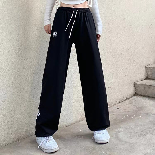 Damen nan locker geschnittene Wide‑Leg Jogginghose mit hohem Bund und markantem Seitenschriftzug Shop Nory