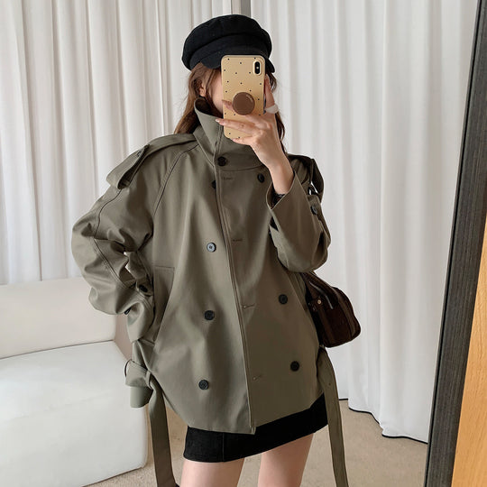 Damen Kurz geschnittener doppeltreihiger Trench mit Stehkragen und Schulterklappen Shop Nory