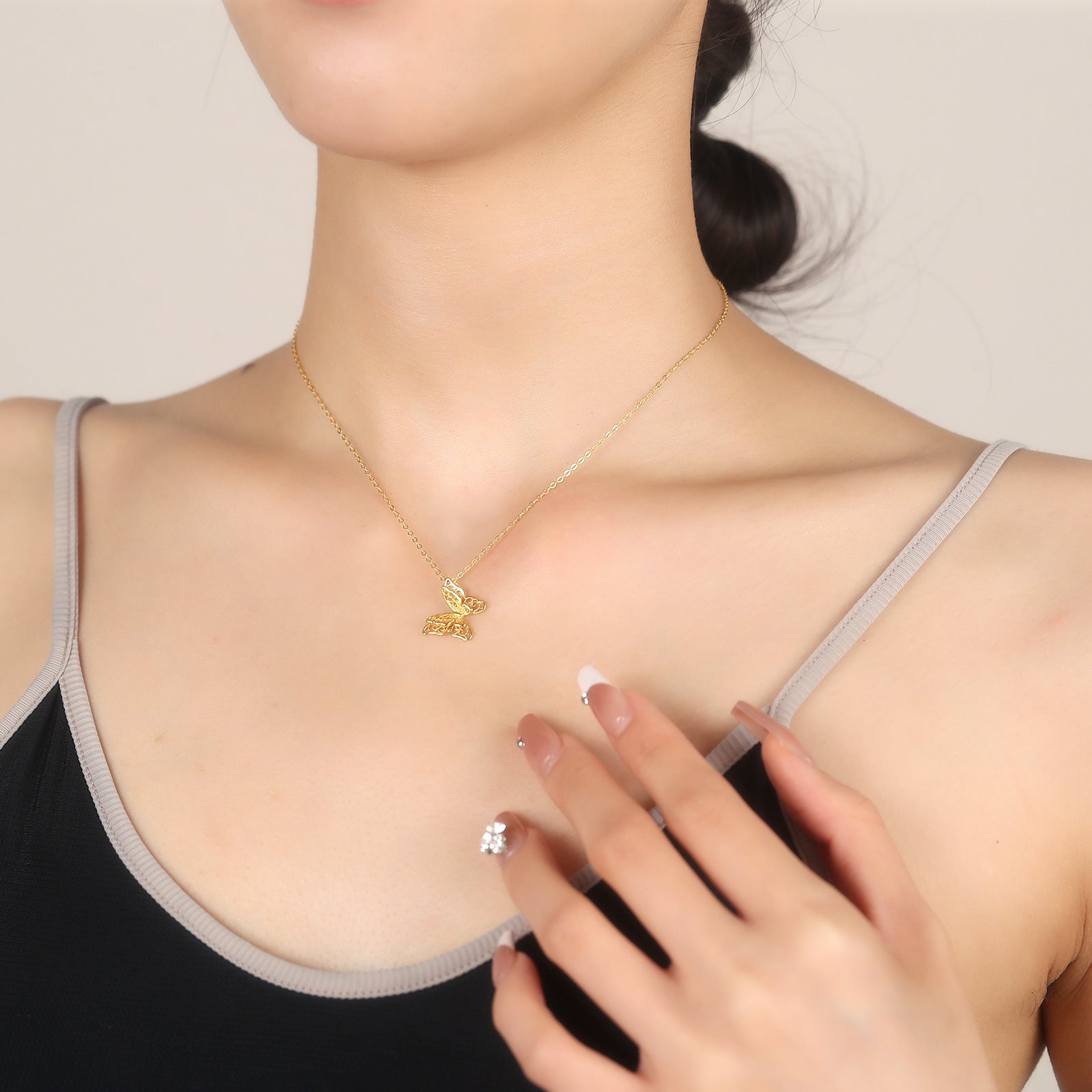 Damen Halskette mit kunstvollem Schmetterlingsanhänger und hochwertigem Design Shop Nory