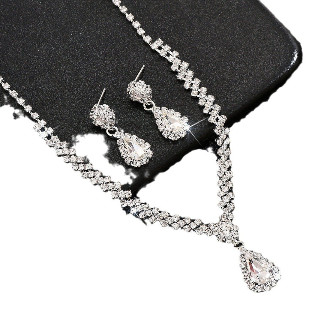 Tropfenpendant und passendes Tropfohrschmuckset für Braut mit kubischem Zirkonia-Halo