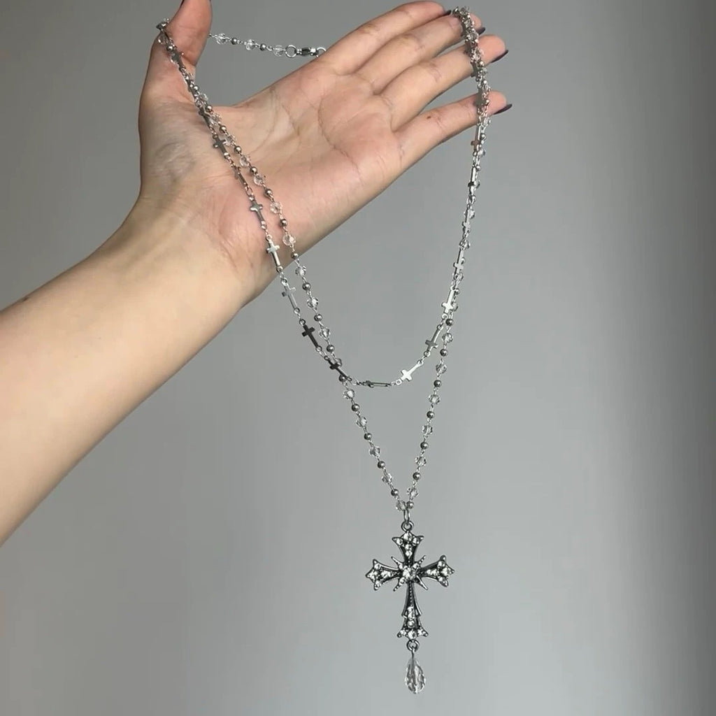 Damen Halskette mit filigranem Kreuzdesign und funkelnden Kristallakzenten Shop Nory