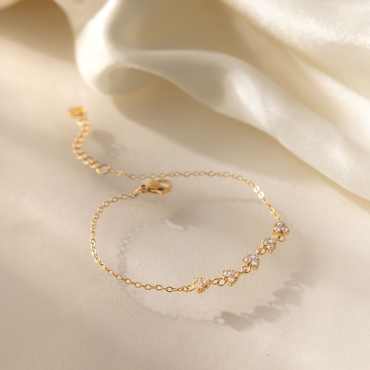 Damen Armband mit eleganten Kristallverzierungen und hypoallergenem Edelstahl Shop Nory