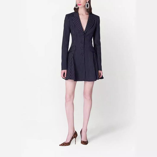 Damen Tailliertes Nadelstreifen-Blazerkleid im modernen Tailoring Shop Nory