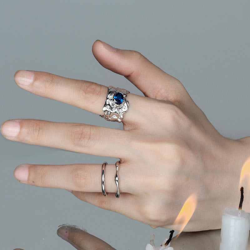 Damenring mit strukturellem Design und blauen Zirkonsteinen Shop Nory
