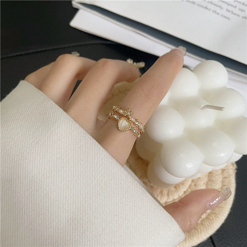 Damenring mit romantischem Herzmotiv und funkelnden Details Shop Nory