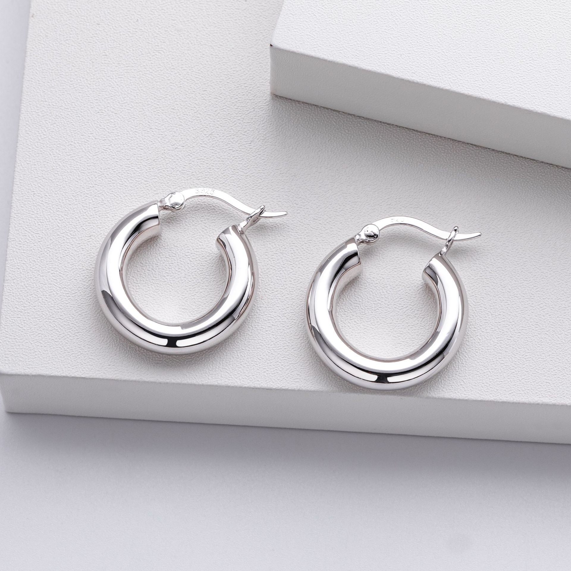Damen Creolen mit sanft geschwungenem Design aus hochwertigem 925 Sterling Silber Shop Nory