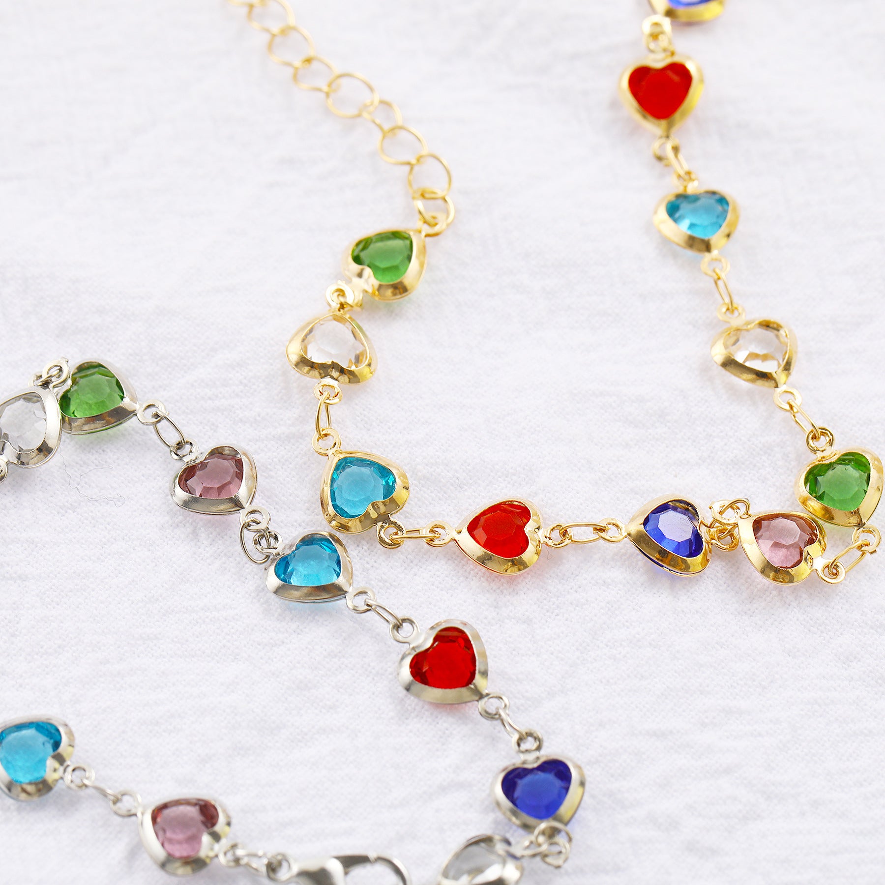 Damenarmband mit funkelnden Herzanhängern und hochwertigen Kristallen Shop Nory
