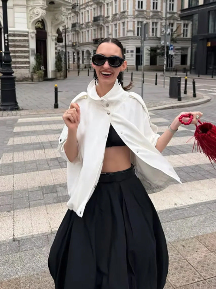 Damen Kurzes Cape-Jackett mit Stehkragen, Schulterpatten und Druckknopfverschluss Shop Nory