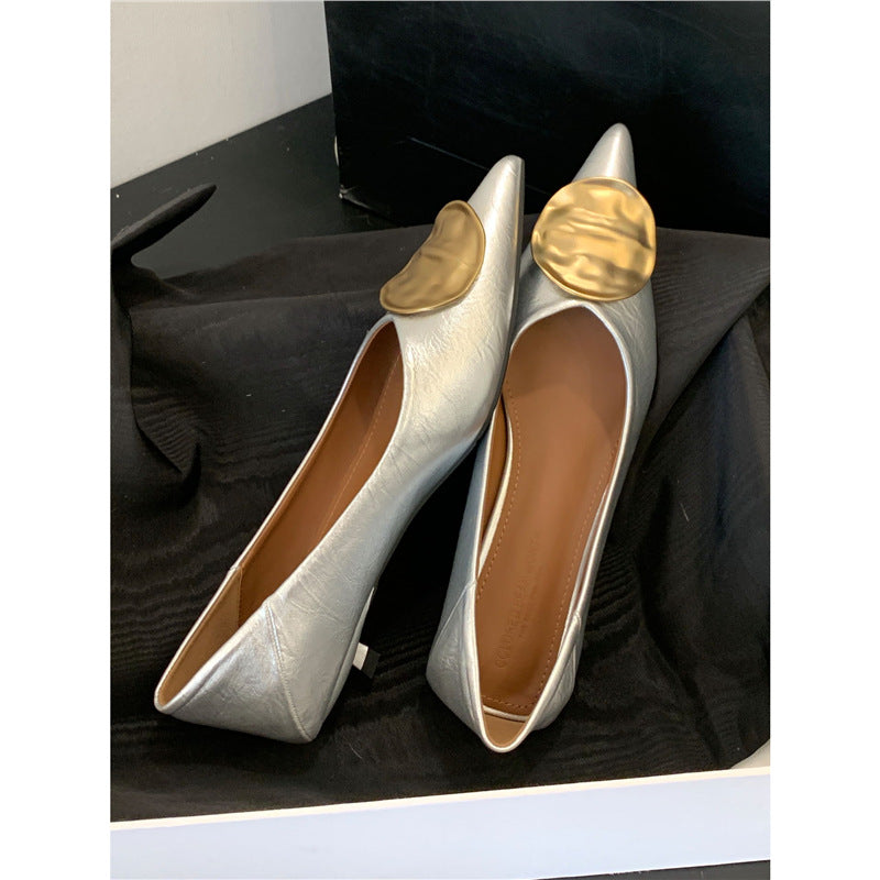 Damen Spitz zulaufende Metallic-Slipper mit dezentem Keilabsatz und appliziertem Deko‑Vamp Shop Nory