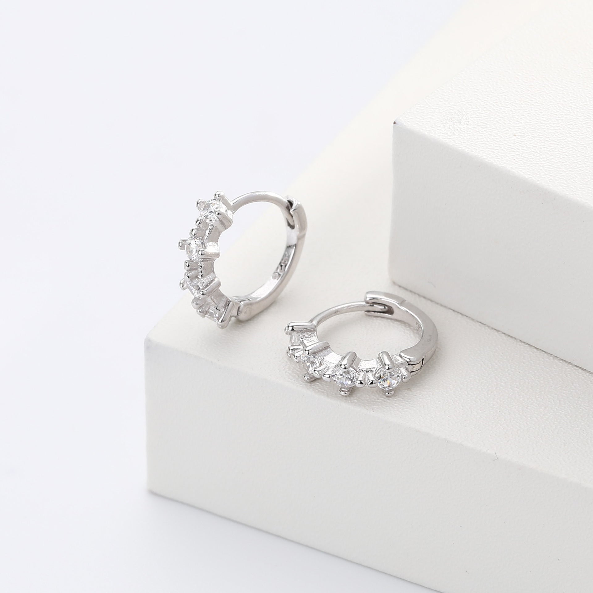 Damen Creolen Ohrringe mit funkelnden Zirkonsteinen und elegantem Design Shop Nory
