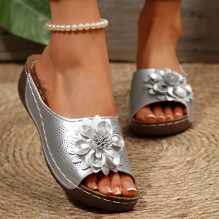 Damen Offene Zehen-Pantoletten mit Blumenapplikation, perforiertem Obermaterial und ergonomischer Keilsohle Shop Nory