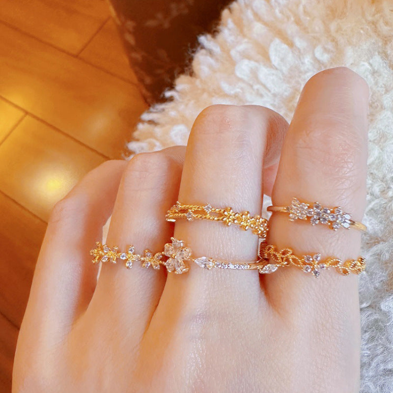 Damenring mit floralem Design und funkelnden Akzenten Shop Nory
