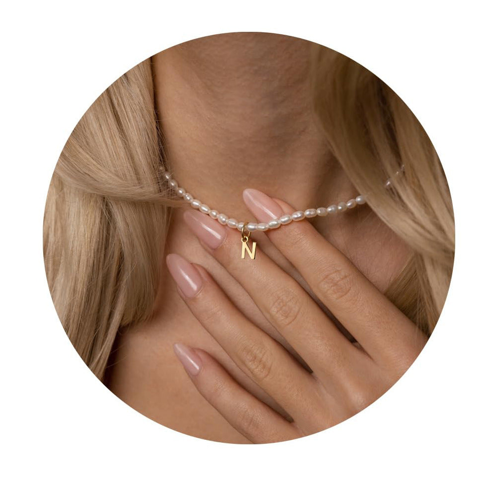 Damen Halskette mit zartem Perlenmuster und personalisiertem Anhänger Shop Nory
