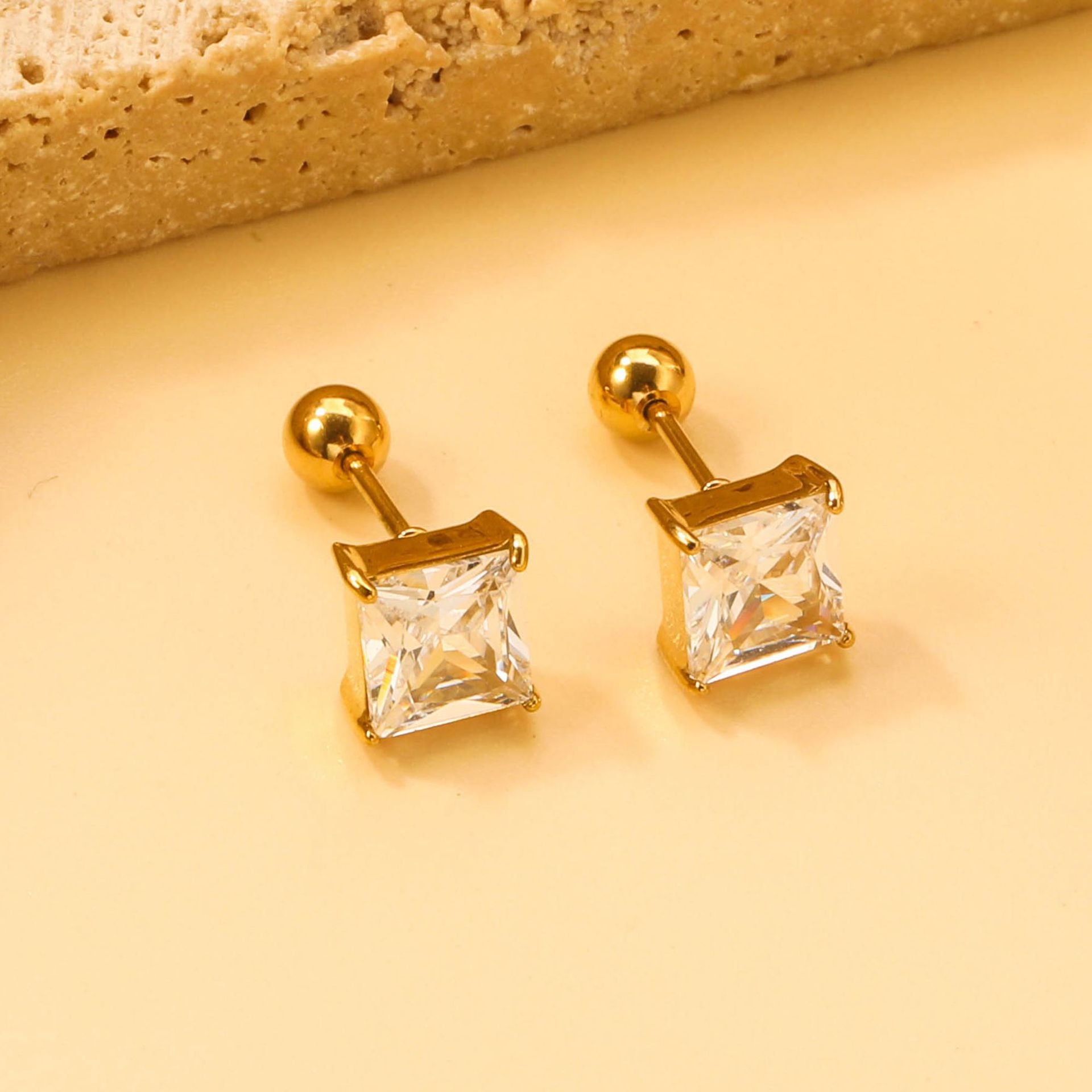 Damen Ohrstecker mit funkelndem Zirkon und elegantem Goldüberzug Shop Nory