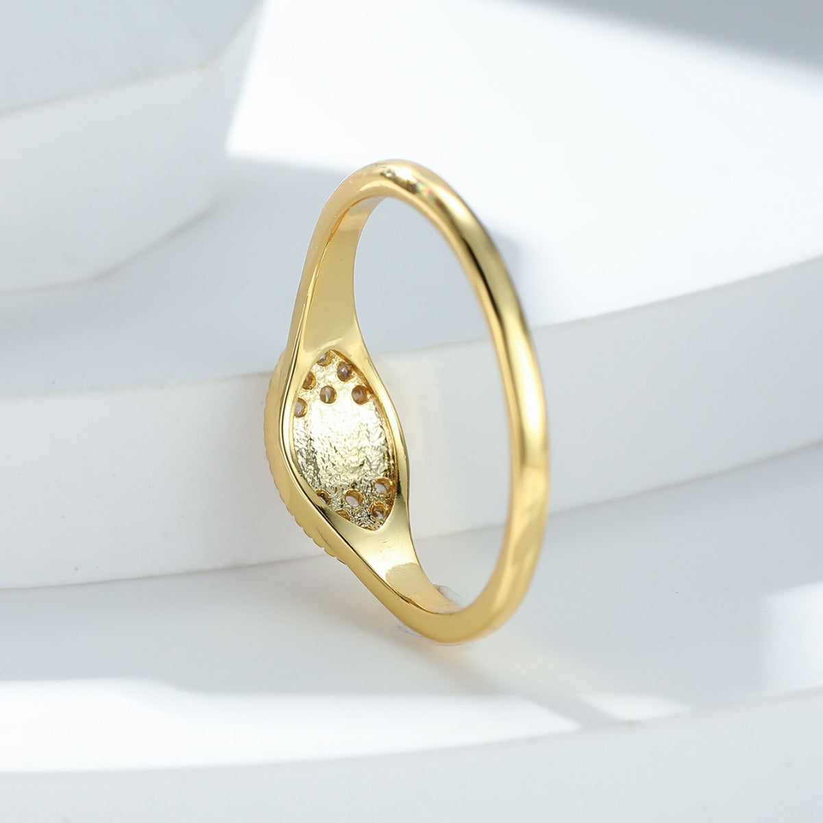 Damen Ring mit funkelndem Opal-Motiv und kunstvollen Zirkonia-Verzierungen Shop Nory