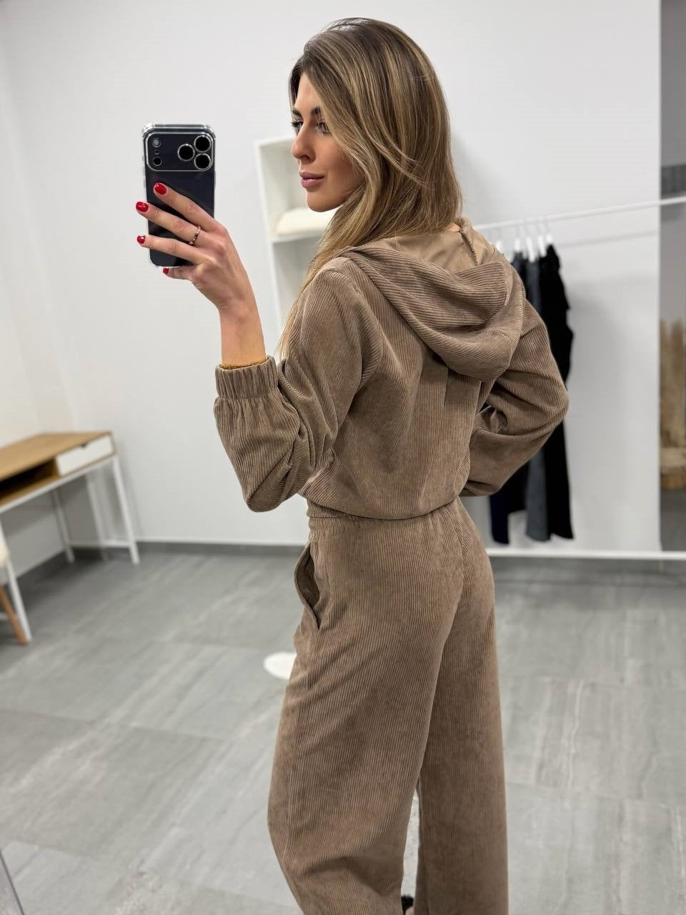 Damen weiches Cordvelours-Zweiteiler mit kurzer Kapuzenzipjacke und weiter Komforthose Shop Nory
