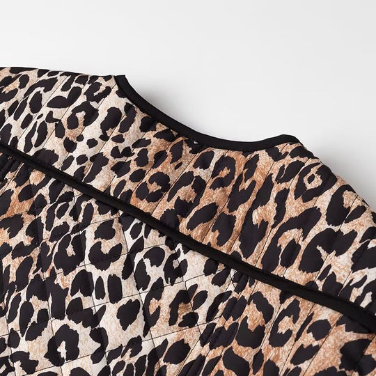 Damen Kurzjacke mit Leo‑Alloverprint, Rundhalsausschnitt und kontrastierender Paspel Shop Nory