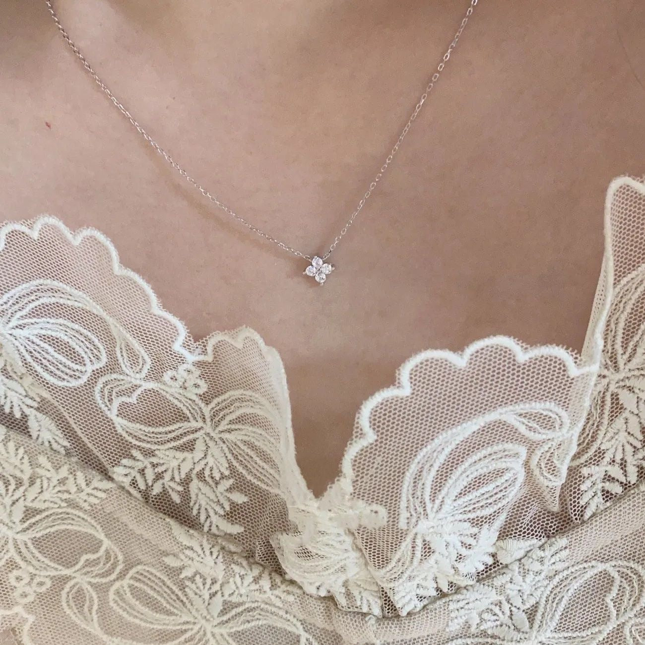 Damen Halskette mit funkelndem Blumenanhänger und feiner Verarbeitung Shop Nory
