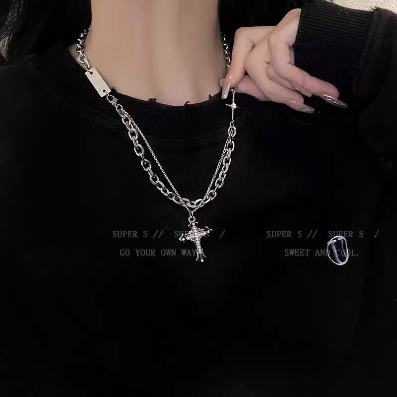Damen Kette mit auffälligem Kreuz-Anhänger und glänzenden Zirkonia-Details Shop Nory