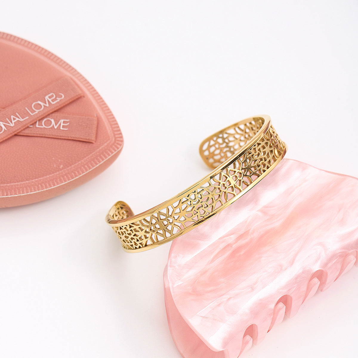 Damen Offenes Armreif mit kunstvollem Lattice-Design aus hypoallergenem Edelstahl Shop Nory