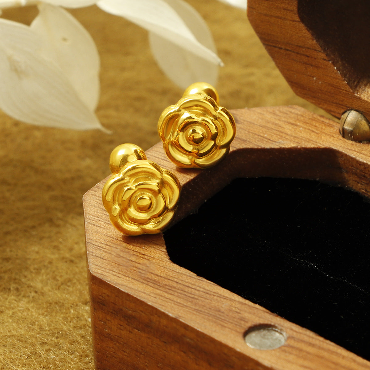 Damen Ohrstecker in Blumenform aus hochwertigem Material Shop Nory