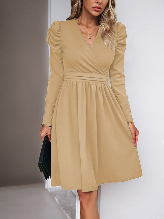Damen Wickelkleid mit V-Ausschnitt, gerafften Puffärmeln und tailliertem Faltenrock Shop Nory