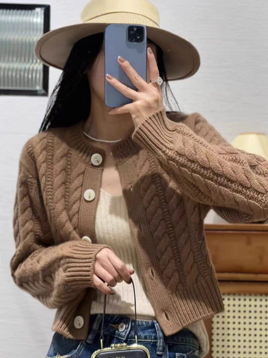 Damen Kurzer Zopfstrick‑Cardigan mit breitem Rippsaum und großen Knöpfen Shop Nory