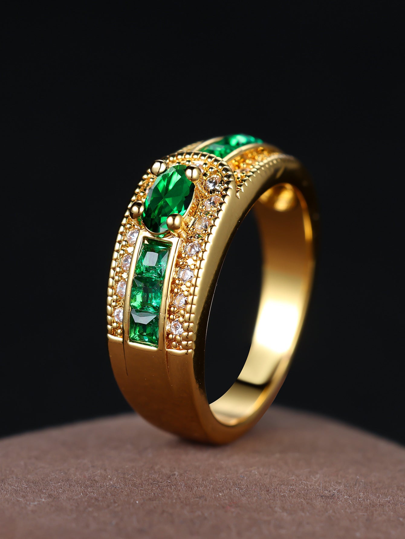 Damen Ring mit funkelndem lila Zirkonia und luxuriösem Golddesign Shop Nory