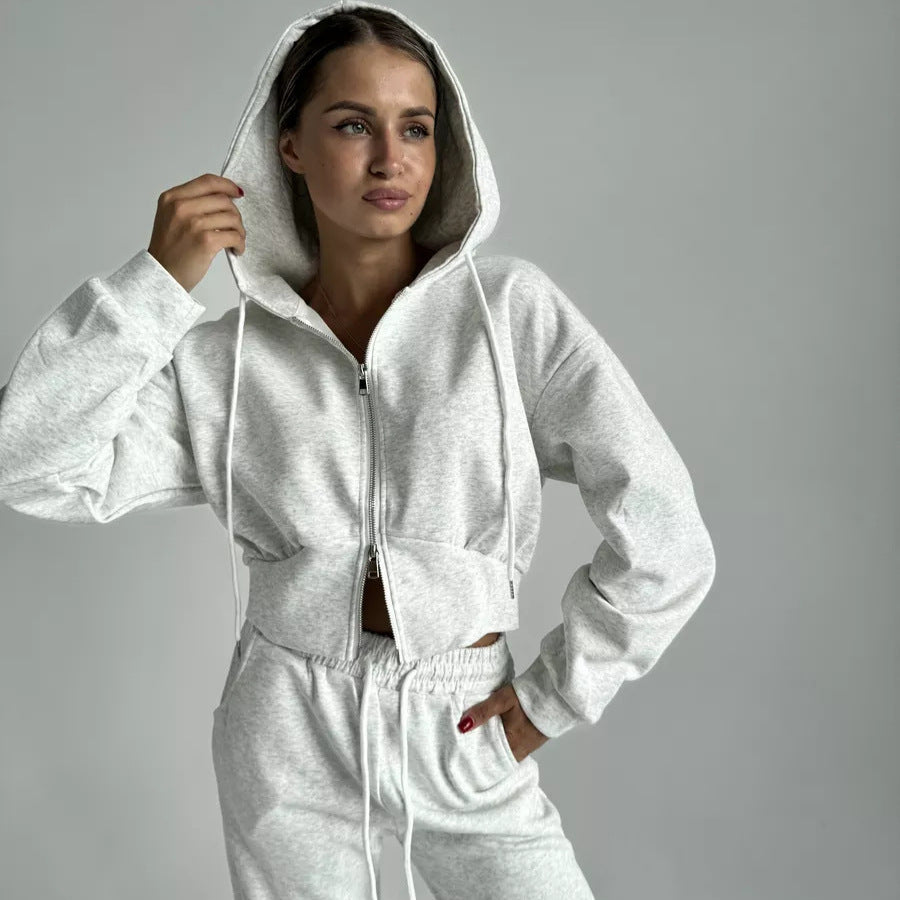 Damen gekürzte Zip-Kapuzenjacke mit formender Taillennaht und relaxed High-Waist Loungehose Shop Nory