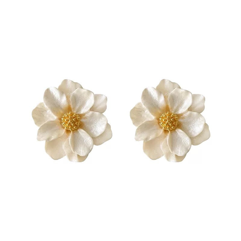 Damen Ohrstecker mit kunstvollem Blüten-Design und funkelnden Details Shop Nory