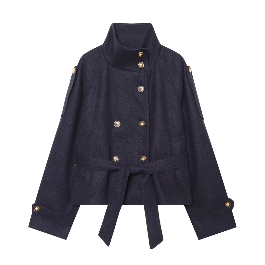 Damen Kurzjacke im Boxy-Cut mit hohem Stehkragen, Taillengürtel und Zierknopfleiste Shop Nory