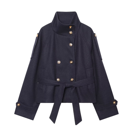 Damen Kurzjacke im Boxy-Cut mit hohem Stehkragen, Taillengürtel und Zierknopfleiste Shop Nory