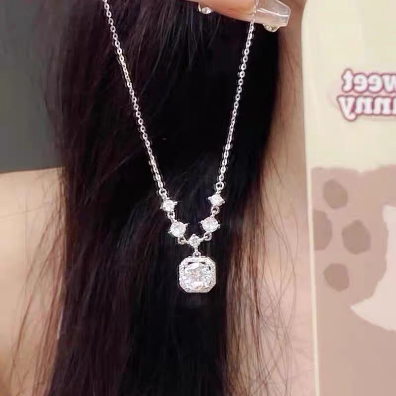 Damen Halskette mit luxuriösen Zirkonia-Details und funkelndem Anhänger Shop Nory