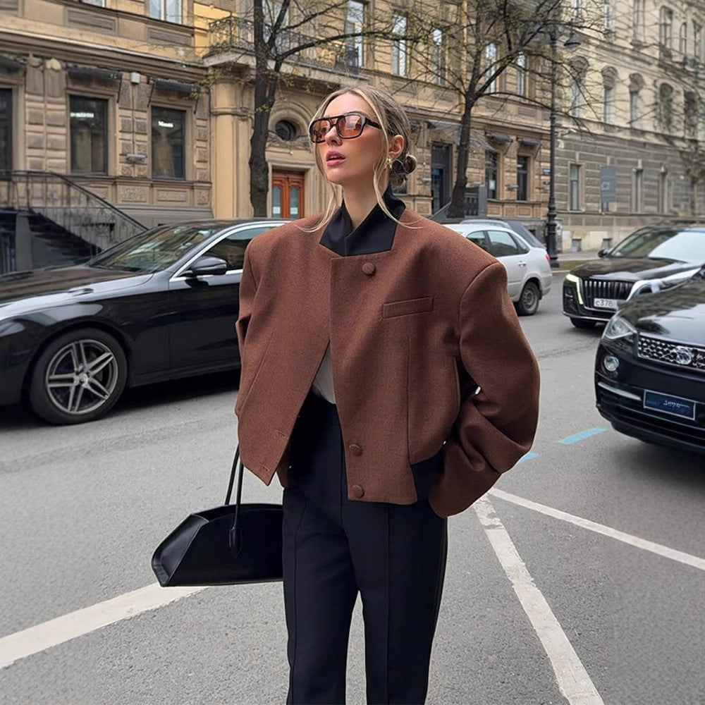Damen Boxy Cropped-Wolljacke mit kastiger Schulter, kontrastierendem Reverskragen und verdeckter Knopfleiste Shop Nory