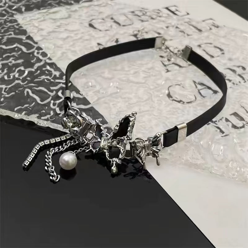 Damen Halsband mit kunstvollem Schmetterlingsanhänger und eleganten Perlenakzenten Shop Nory