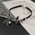 Damen Halsband mit kunstvollem Schmetterlingsanhänger und eleganten Perlenakzenten Shop Nory