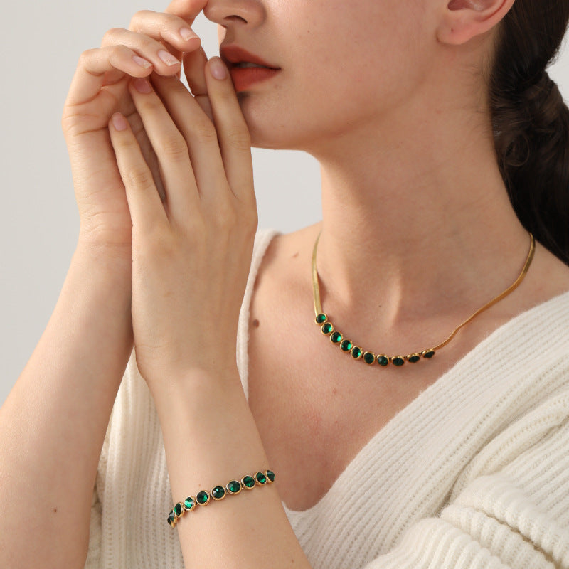 Damen Armband mit funkelnden grünen Kristallen und elegantem Gliederdesign Shop Nory