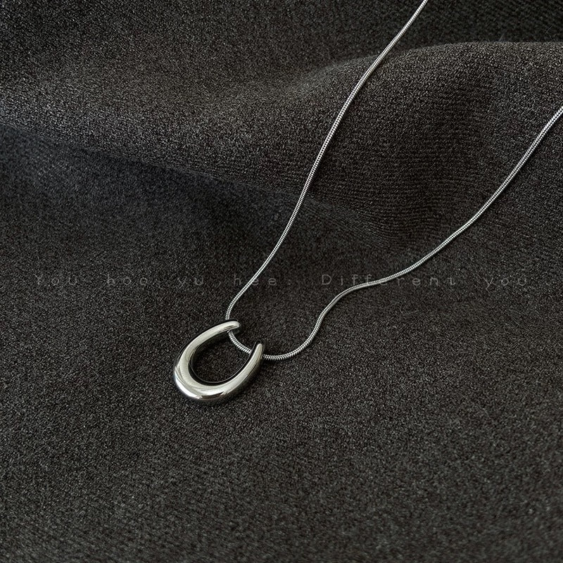 Damen Halskette mit modernem, geschwungenem Anhänger aus Edelstahl Shop Nory