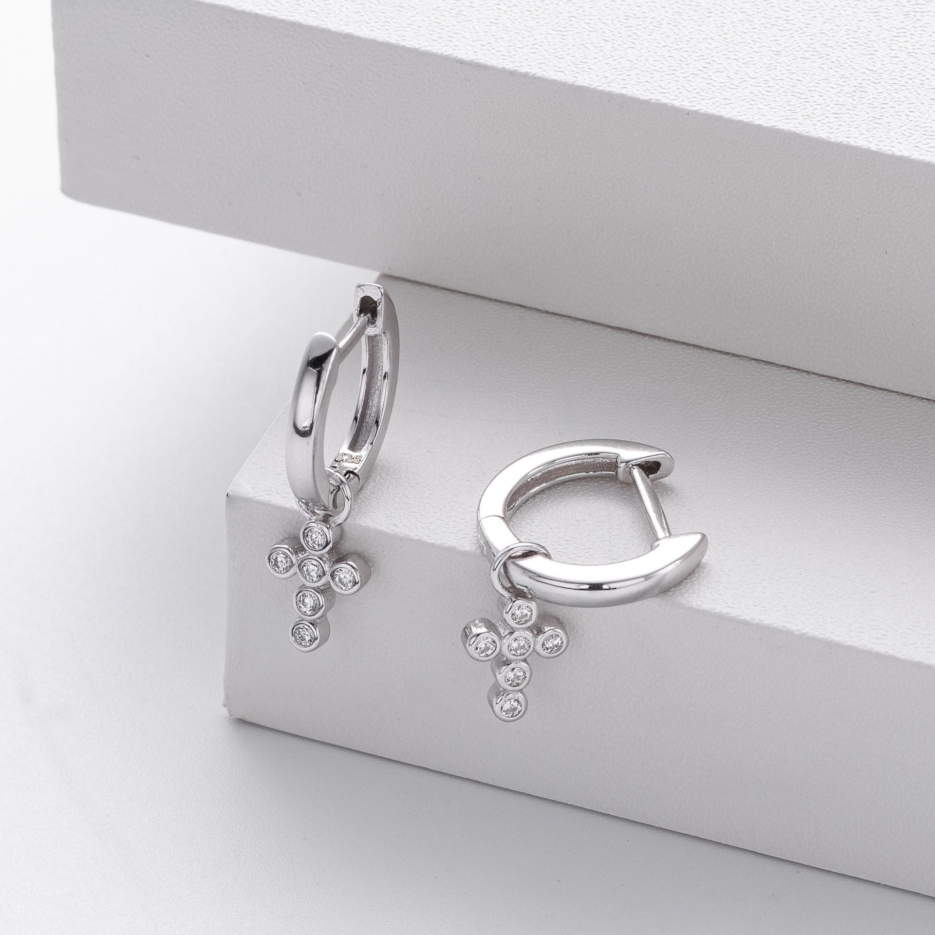 Damen Ohrringe mit funkelndem Kreuzanhänger aus 925 Sterling Silber Shop Nory