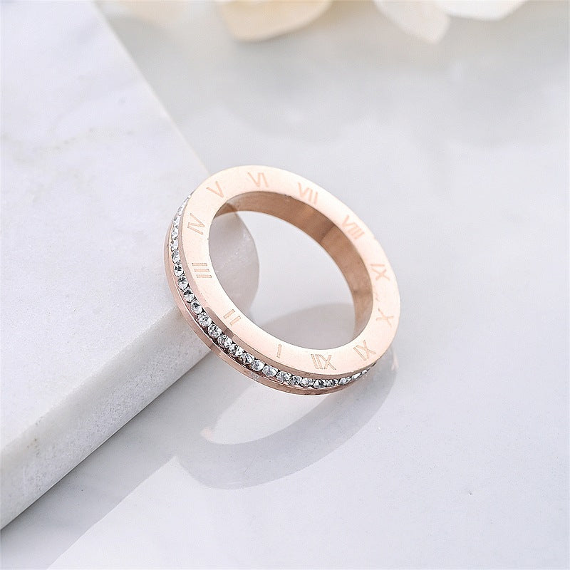 Herren Ring mit kunstvoller römischer Zifferngravur und funkelndem Zirkon Shop Nory
