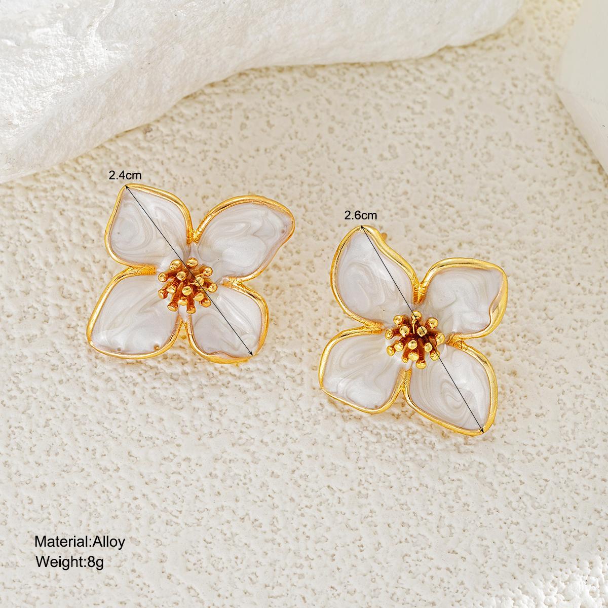 Damen-Ohrstecker mit floralem Design und luxuriösen goldenen Akzenten Shop Nory