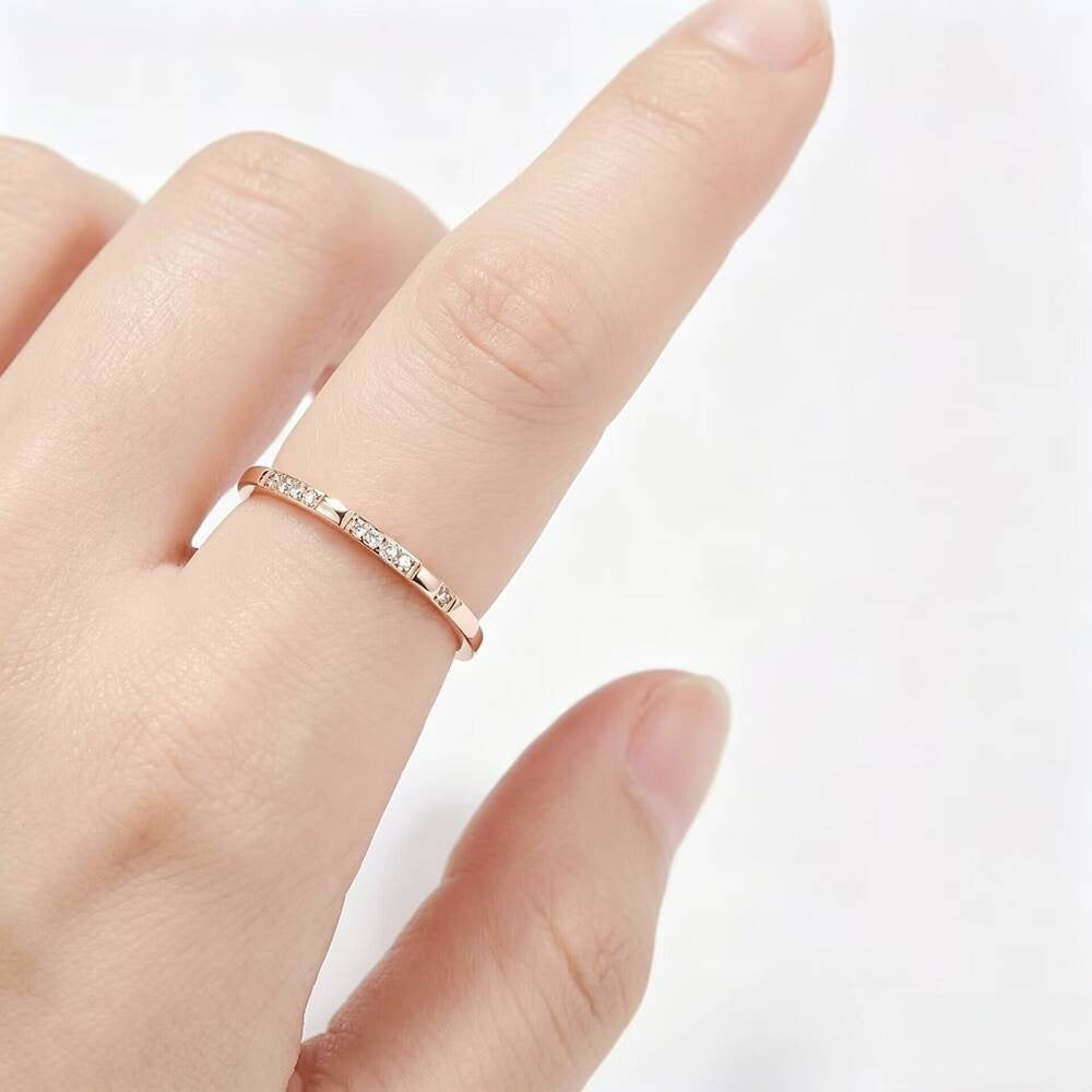 Damen eleganter Ring mit funkelnden Zirkonia-Steinen Shop Nory