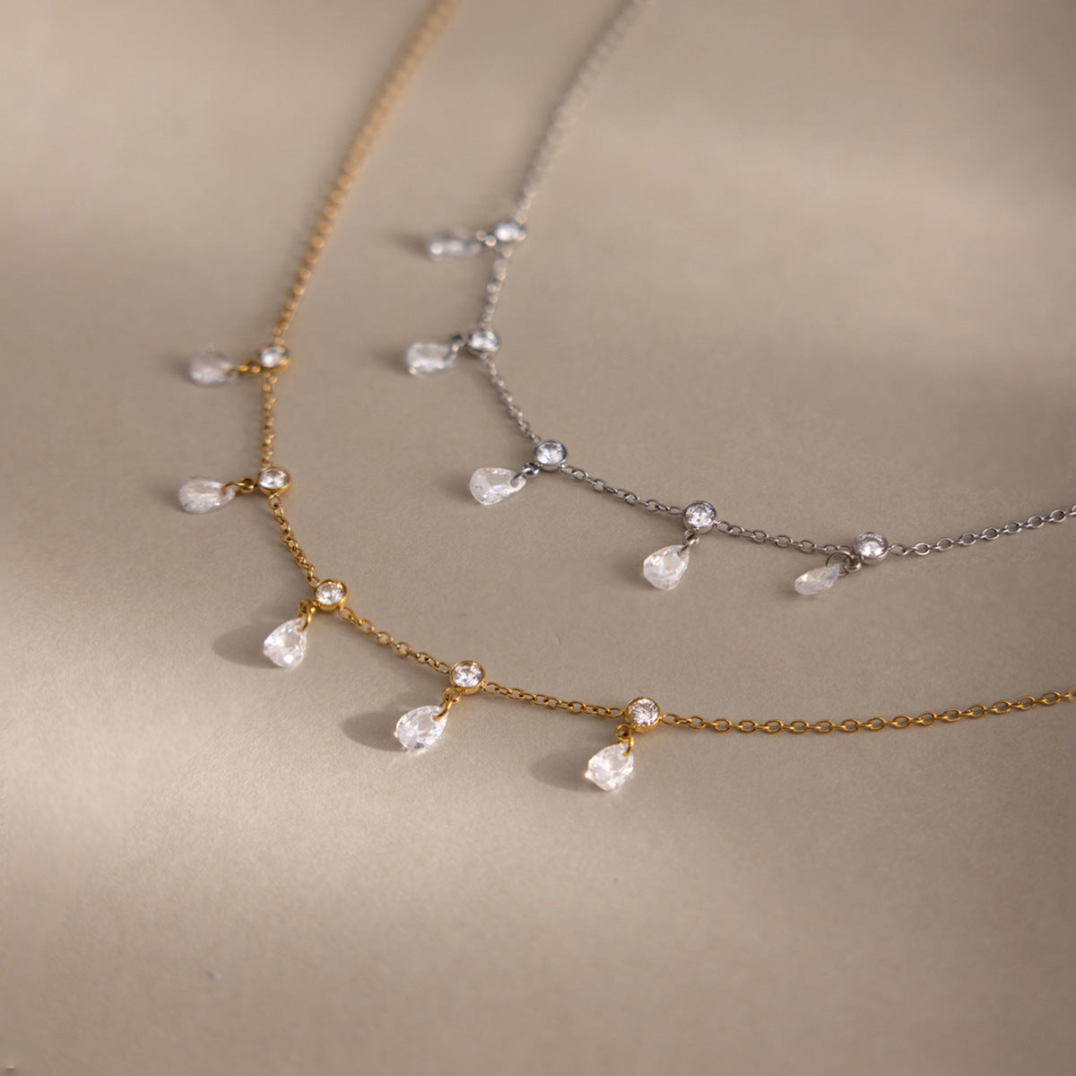 Damen Kette mit funkelnden Tropfenanhängern aus hypoallergenem Edelstahl Shop Nory