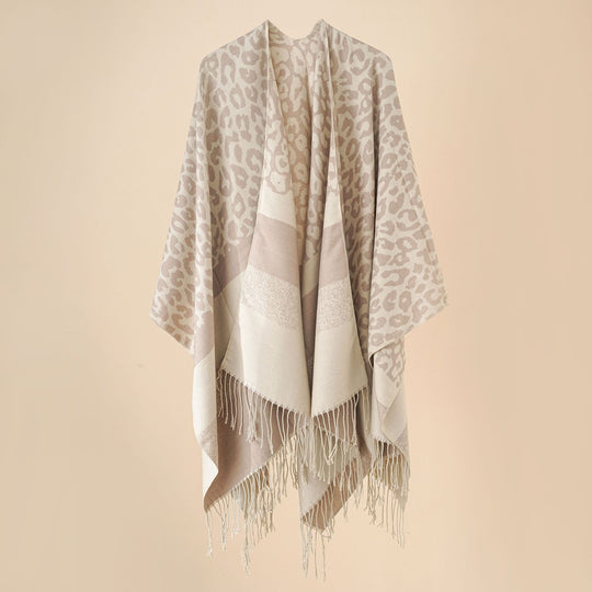 Damen Oversize-Ruana mit Leo-Jacquard, Fransen und weichem Wollmix Shop Nory