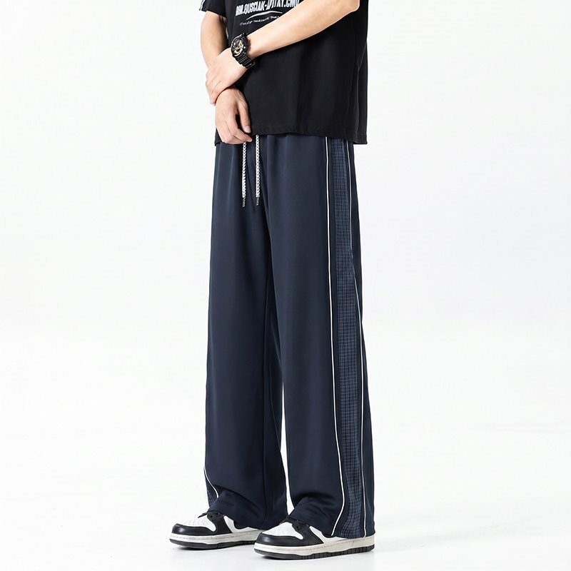 Herren Weite Trackhose im Oversize‑Schnitt mit Tunnelzug und seitlichem Karomuster‑Streifen Shop Nory